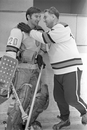    Старший тренер ЦСКА полковник Тарасов и молодой вратарь лейтенант Третьяк. / Фото: РИА Новости