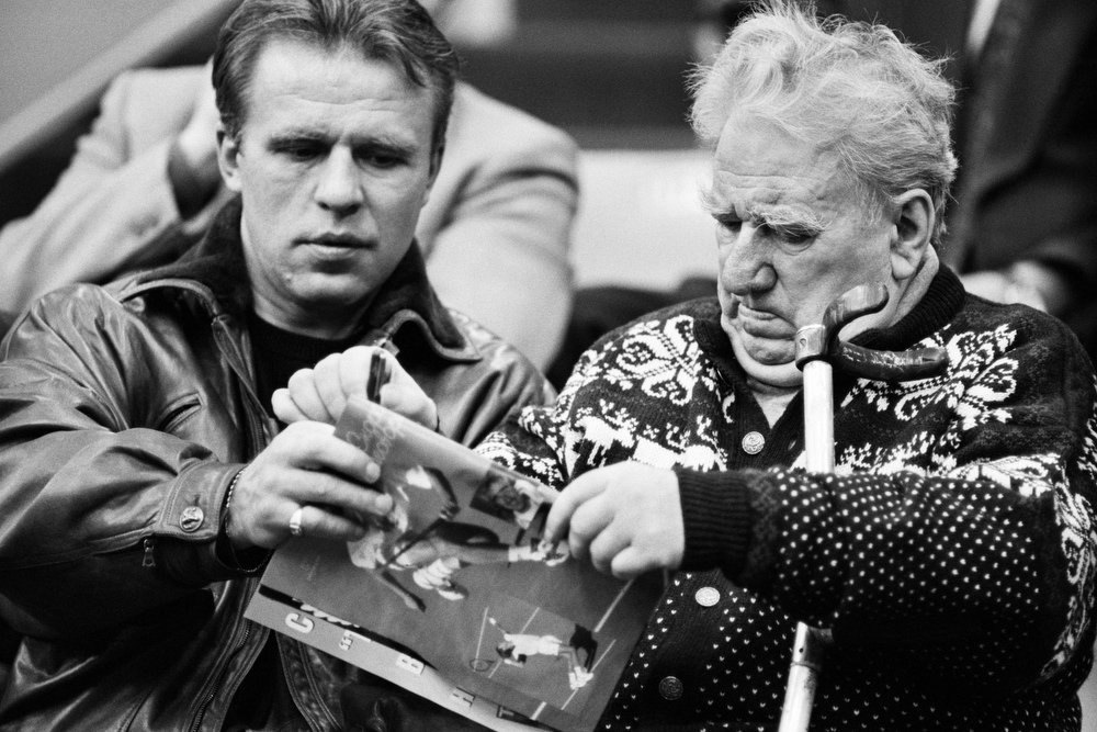    Тренер по хоккею с шайбой Анатолий Тарасов (справа) и хоккеист Вячеслав Фетисов. / Фото: Владимир Родионов/РИА Новости