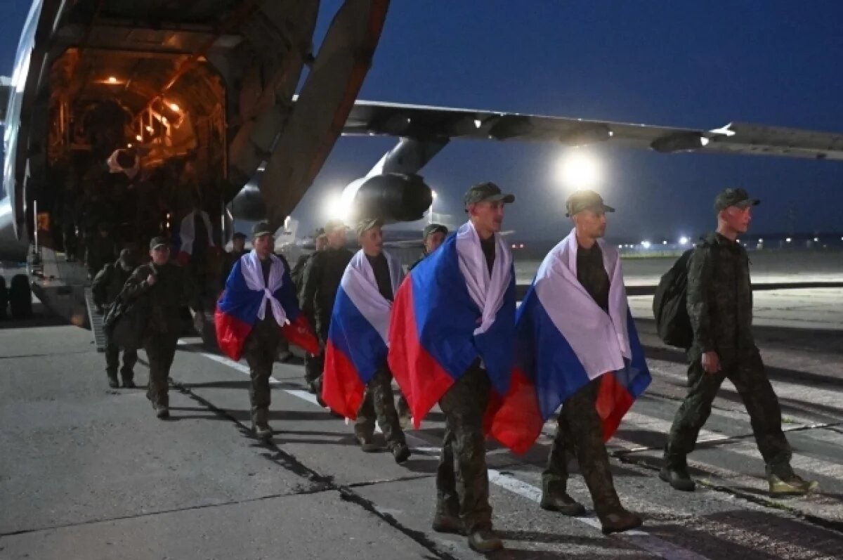    В Сети появились кадры вернувшихся из плена военных ВС РФ