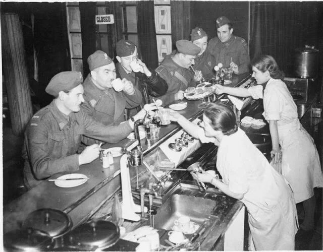 Польские военнослужащие покупают напитки в баре