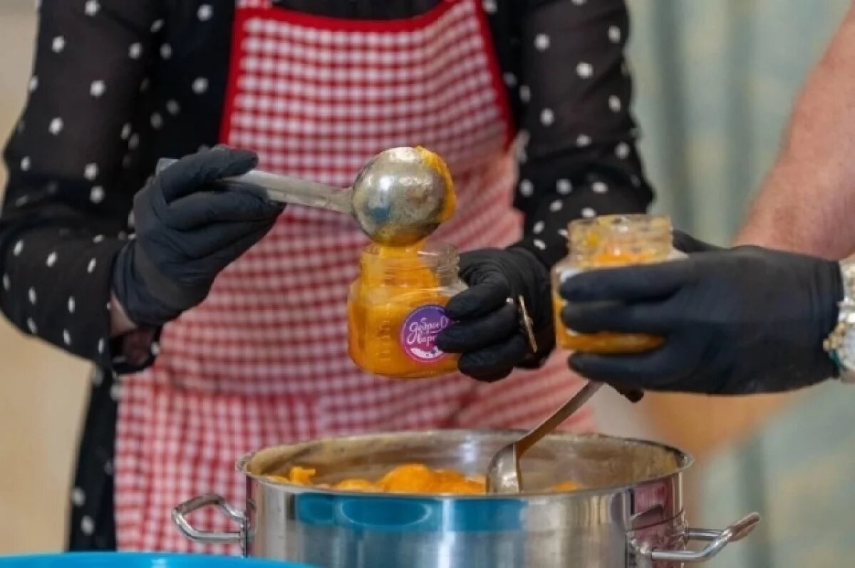    Омские бизнесмены сварили варенье для подопечных хосписа