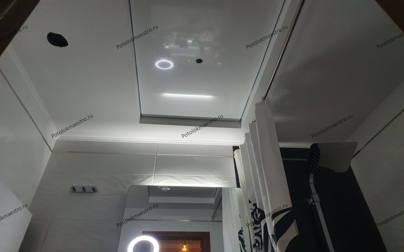 Глянцевый потолок в ванной