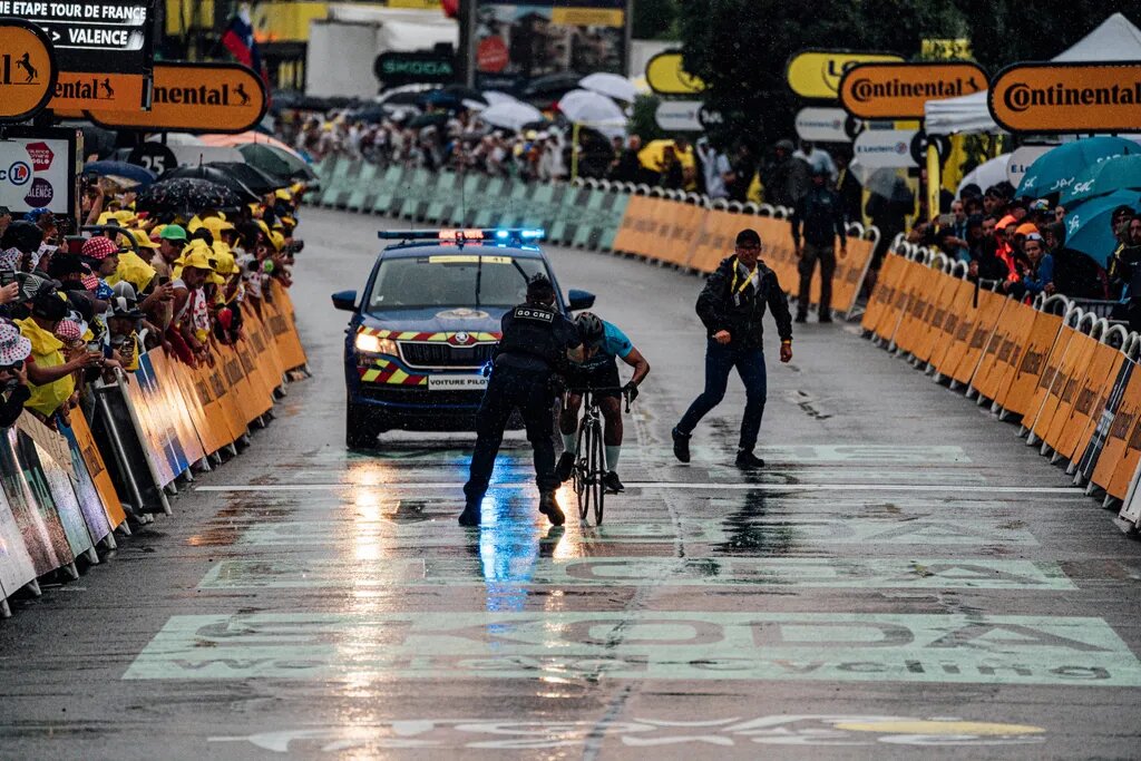 Фанат перед финишем 17 этапа