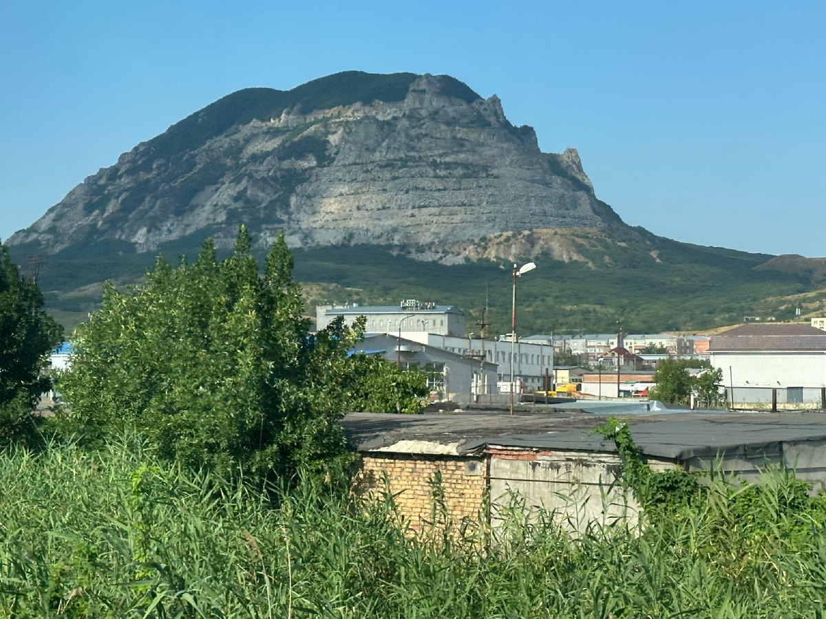Гора Змейка (от тюрк. жлак-тау — «змеиная гора») — останцовая магматическая гора Пятигорья, расположенная в 4,5 км к юго-западу от железнодорожной станции Минеральных Вод.