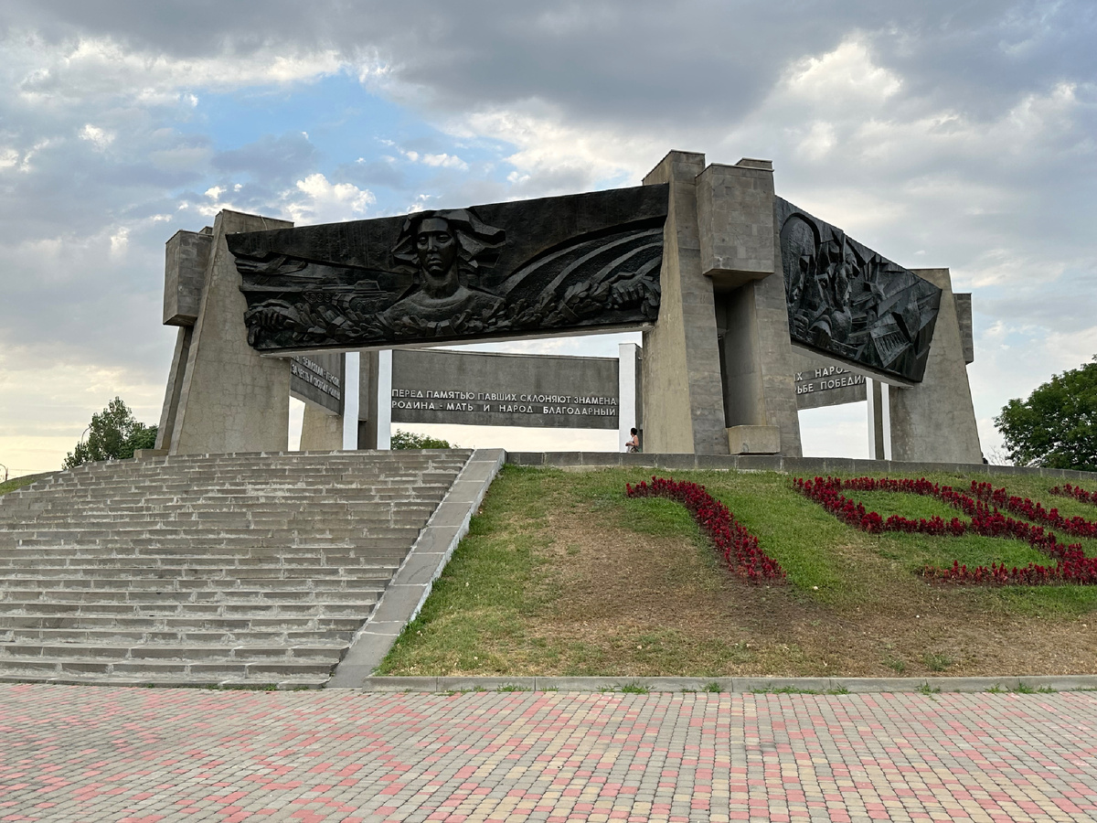 «Огонь Вечной славы» — мемориал в городе Минеральные Воды, открытый 9 мая 1976 года. Воздвигнут в честь героев-земляков Великой Отечественной войны, павших за свободу и независимость Родины.