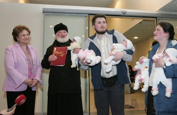  у московской семьи Артамкиных, Дмитрия и Варвары, родились сразу пять дочек-близняшек.