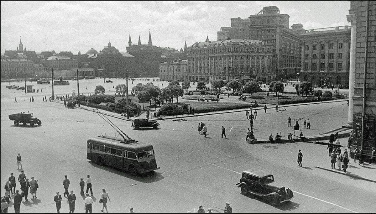 Первый советский троллейбус ЛК-1 на улицах Москвы.