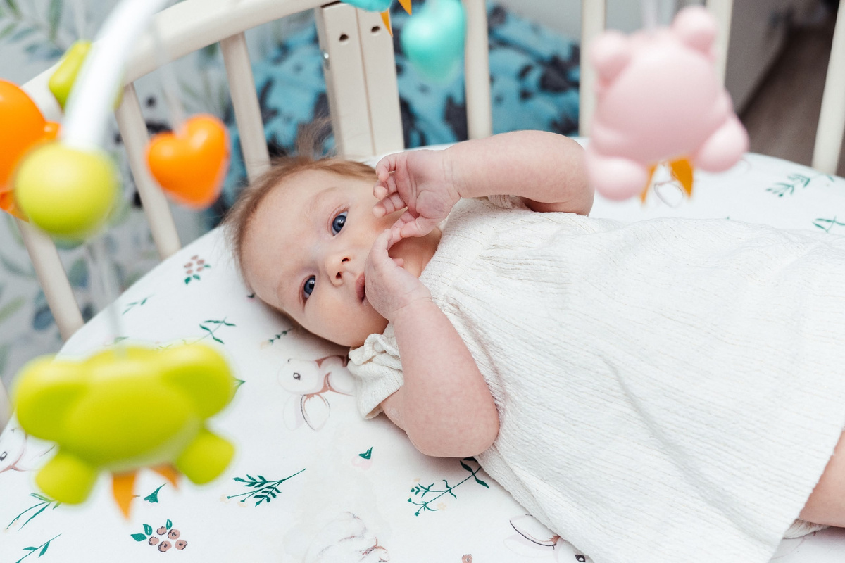 На 3 фото видно, что мобиль перетянут стяжкой. Там еще синяя изолента есть, но в кадр не вошла.