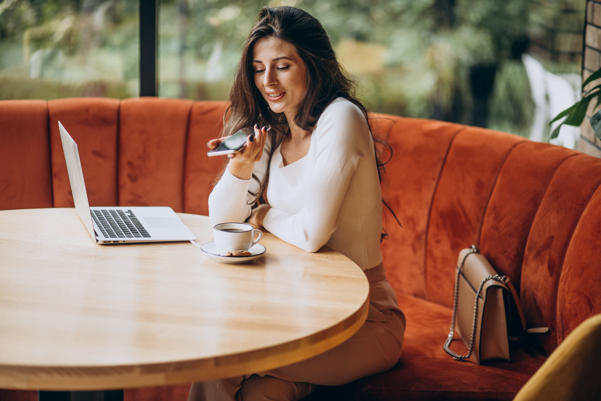 Чтобы не растерять отпускное настроение из-за рабочих задач, приходите в кафе и рестораны на летние веранды. 