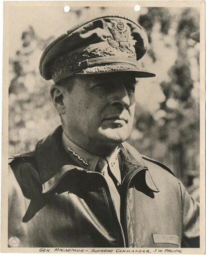 Дуглас Макартур (26 января 1880, Литл-Рок, Арканзас, США — 5 апреля 1964, Вашингтон, США) — американский военачальник, обладатель высшего звания — генерал армии (18 декабря 1944), фельдмаршал филиппинской армии (24 августа 1936), Начальник штаба Армии США (1930—1935). Принял капитуляцию Японии 2 сентября 1945 года от имени американского правительства. Обладатель Медали Почёта (1941) и Золотой медали Конгресса (1962). Считается одним из наиболее успешных полководцев Второй мировой войны