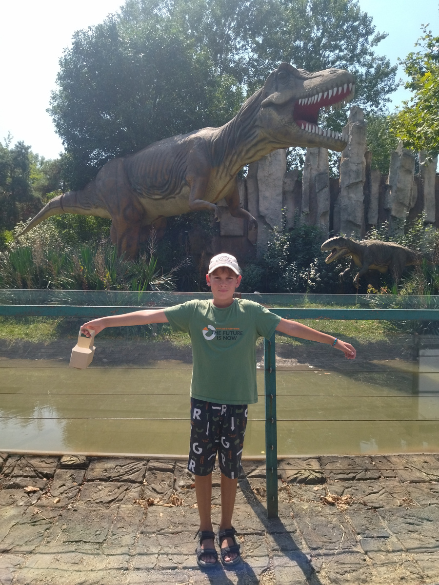 Динозавры только на входе. 