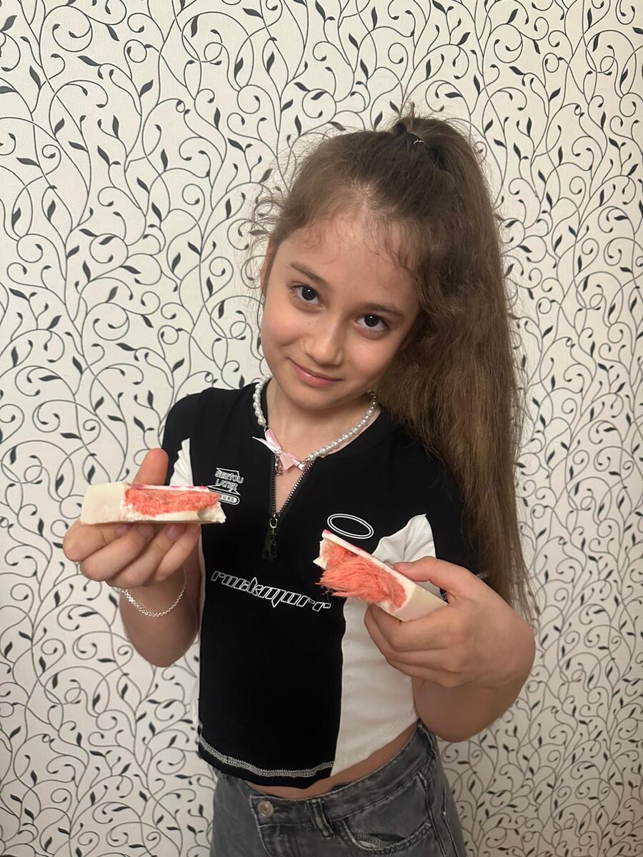 «Шоколад с волосами ангела», который представляет собой уникальное сочетание нежнейшего шоколада и деликатной нити карамелизированного сахара, уже сумел привлечь внимание гурманов и любителей сладостей по всему миру. Эта необычная кондитерская новинка вызывает неподдельное любопытство благодаря своему оригинальному названию и изысканному вкусу, сочетающему насыщенность тёмного шоколада с лёгкой хрустящей текстурой сахарных нитей. Продукт становится всё популярнее среди искушённых потребителей, ценящих эксклюзивные вкусы и оригинальные десерты, что делает его настоящим гастрономическим открытием современности.