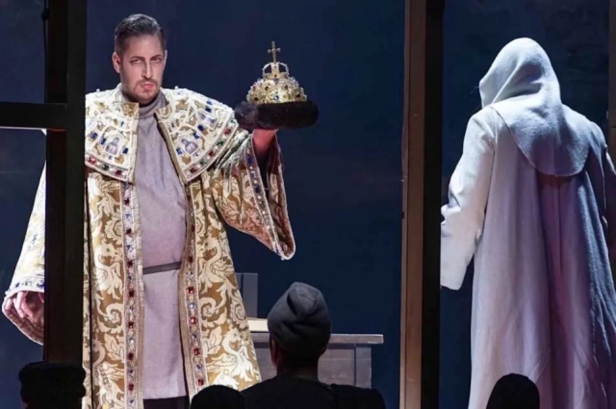    В роли царя Бориса в этом году любители оперы в Савонлинна могли увидеть одного из самых востребованных в мире басов – Мику Кареса, который через несколько лет будет петь в Метрополитен-опере.