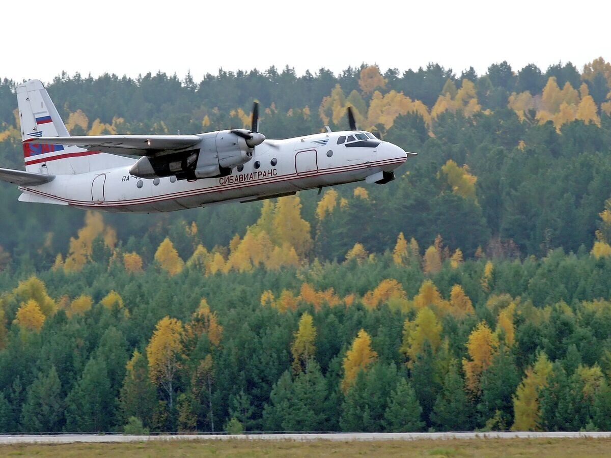    Самолет Ан-24 авиакомпании "Сибавиатранс" в аэропорту Красноярска© РИА Новости / Виталий Безруких