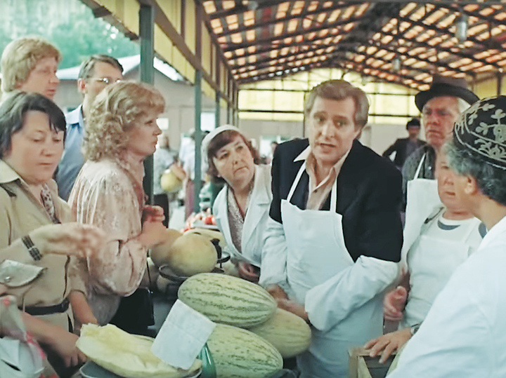 
У работников торговли должен быть особый талант “продажника”/ кадр из фильма “Вокзал для двоих
