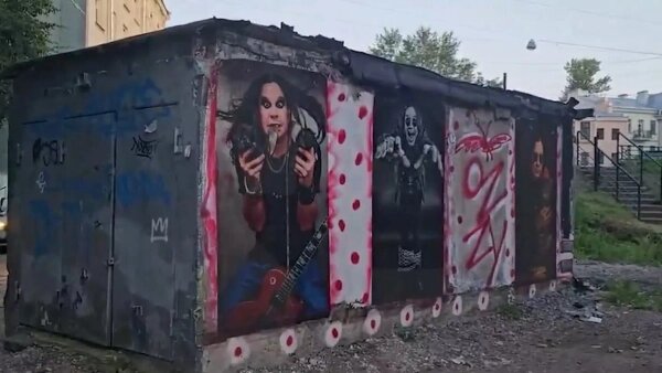 В Петербурге в сквере Цоя нарисовали граффити с Оззи Осборном. Обложка © Telegram / РЕН ТВ | Новости
