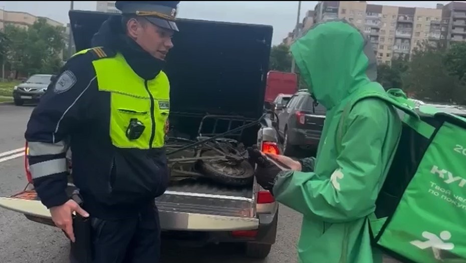    Работа полицейских в рамках профилактического рейда. Автор фото: ГУ МВД по Петербургу и области.