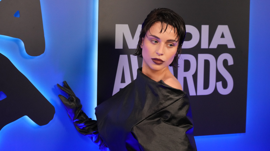    Фото: ИЗВЕСТИЯ/Дмитрий Коротаев; Telegram/VEIGEL/adelveigelll; 5-tv.ru