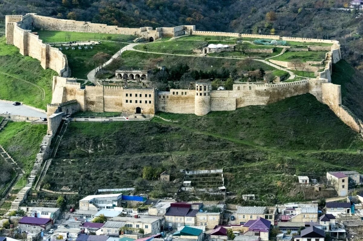    Так сейчас выглядит Дербент, который писателю показался наполовину европейским, наполовину азиатским.