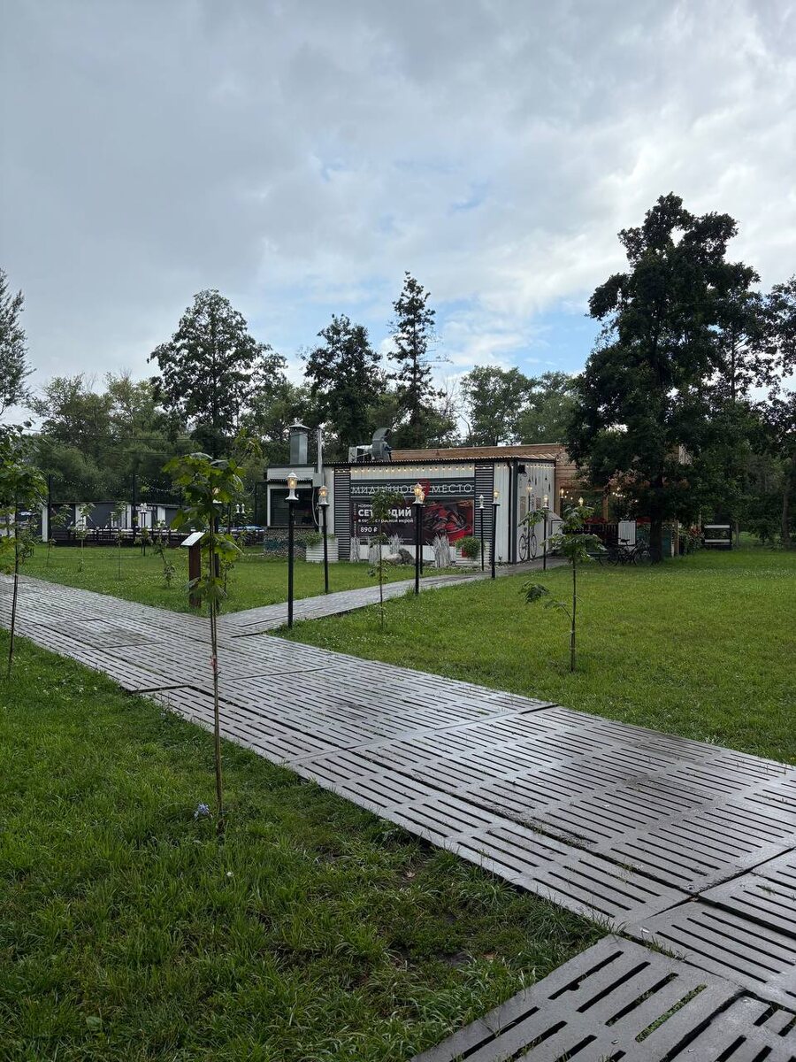 Ресторан "Мидийное место" на "Новой Боевке", за ним река Тускарь