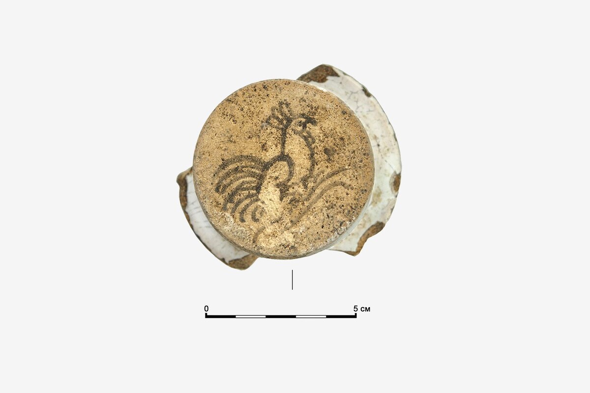    Археологи обнаружили в Калошином переулке старинную фарфоровую помадную баночку