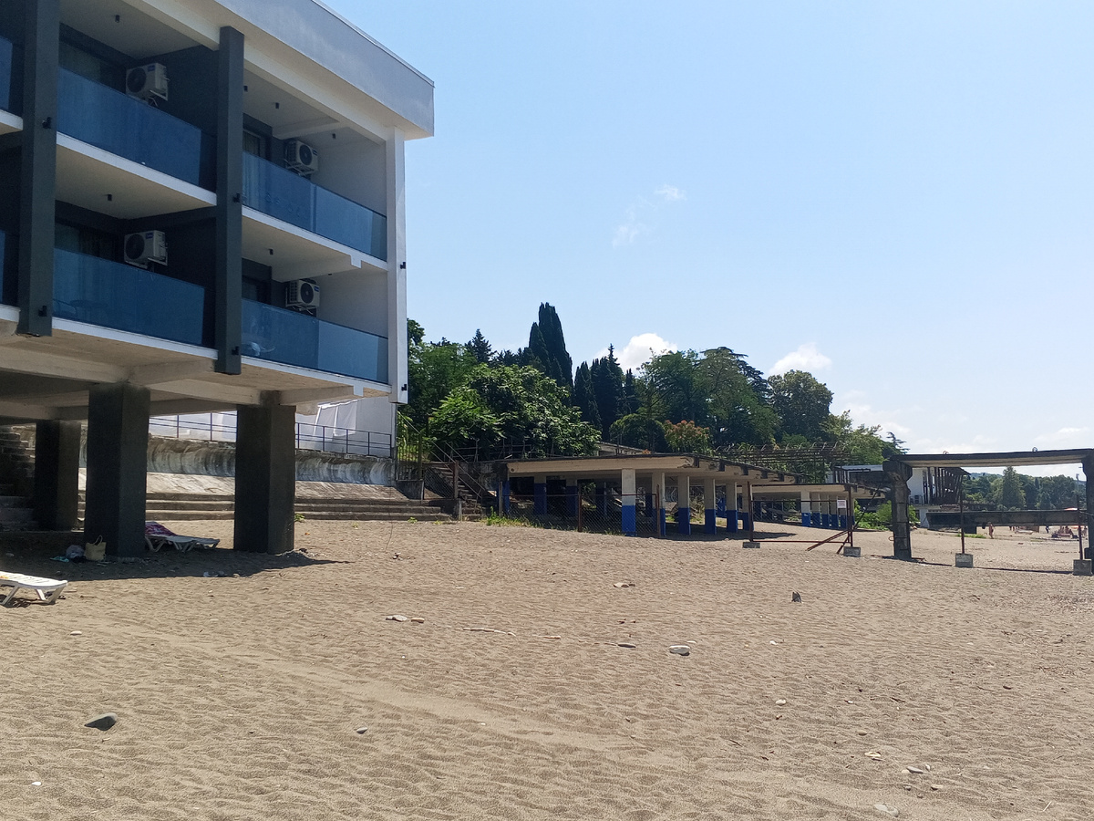 Пляж Айтара, вид на фундамент, оставшийся от бывших советских аэрариев 