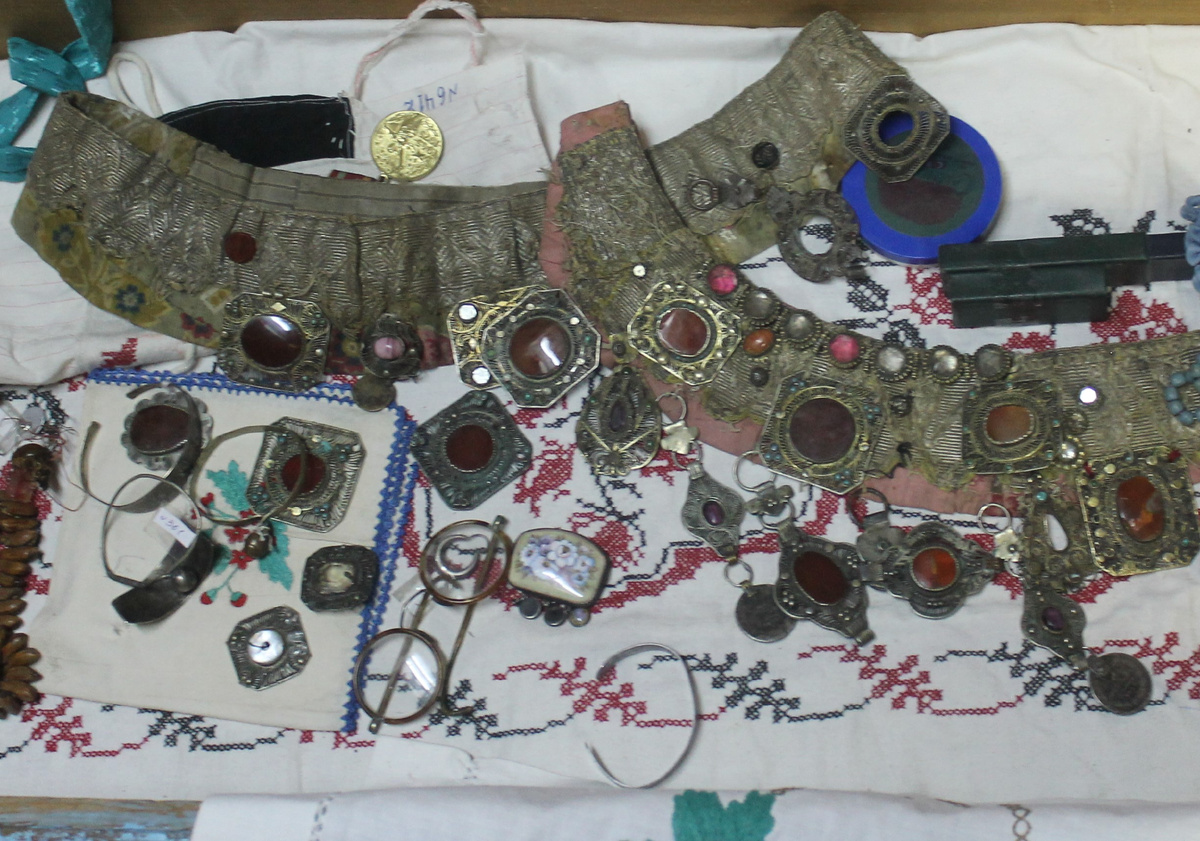 Женские украшения. Из экспозиции краеведческого музея  «Земля и люди» им. А.Ш. Абдреева, с. Старое Шаймурзино. Фото Р.Р. Исхакова.
