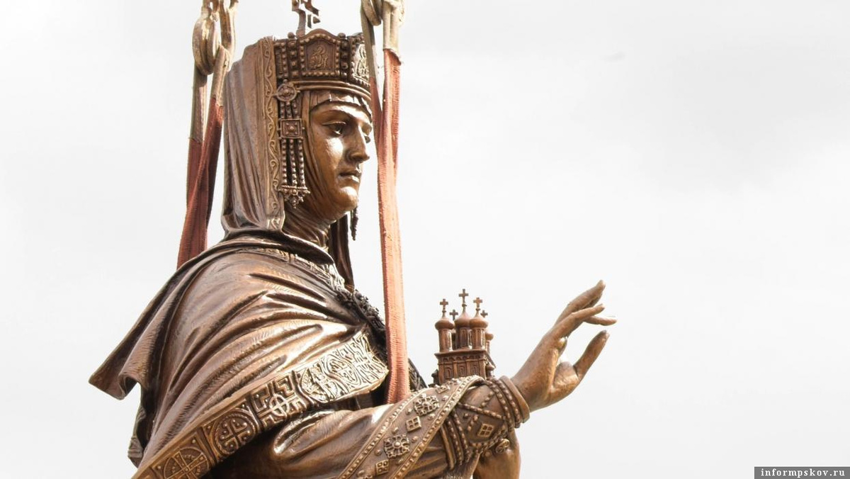 Скульптура княгини Ольги, которую устанавливают на площади перед аэропортом Пскова. Фото: ПАИ
