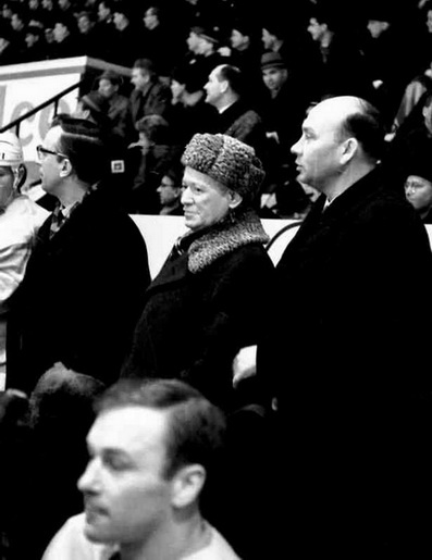 1965 год. Тампере. Матч Канада-СССР. Константин Локтев, Михаил Шолохов и Анатолий Сеглин на скамейке запасных сборной СССР. (фото А.Хомич)