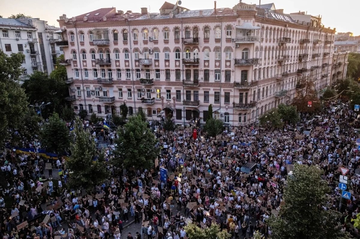    Украинцы протестуют против недавно принятого закона, ограничивающего независимость антикоррупционных органов.