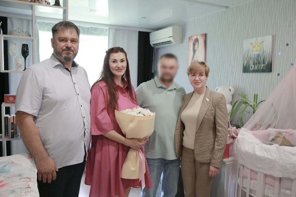    Боец СВО из Дзержинска приехал домой в отпуск, чтобы встретиться с новорожденной дочерью