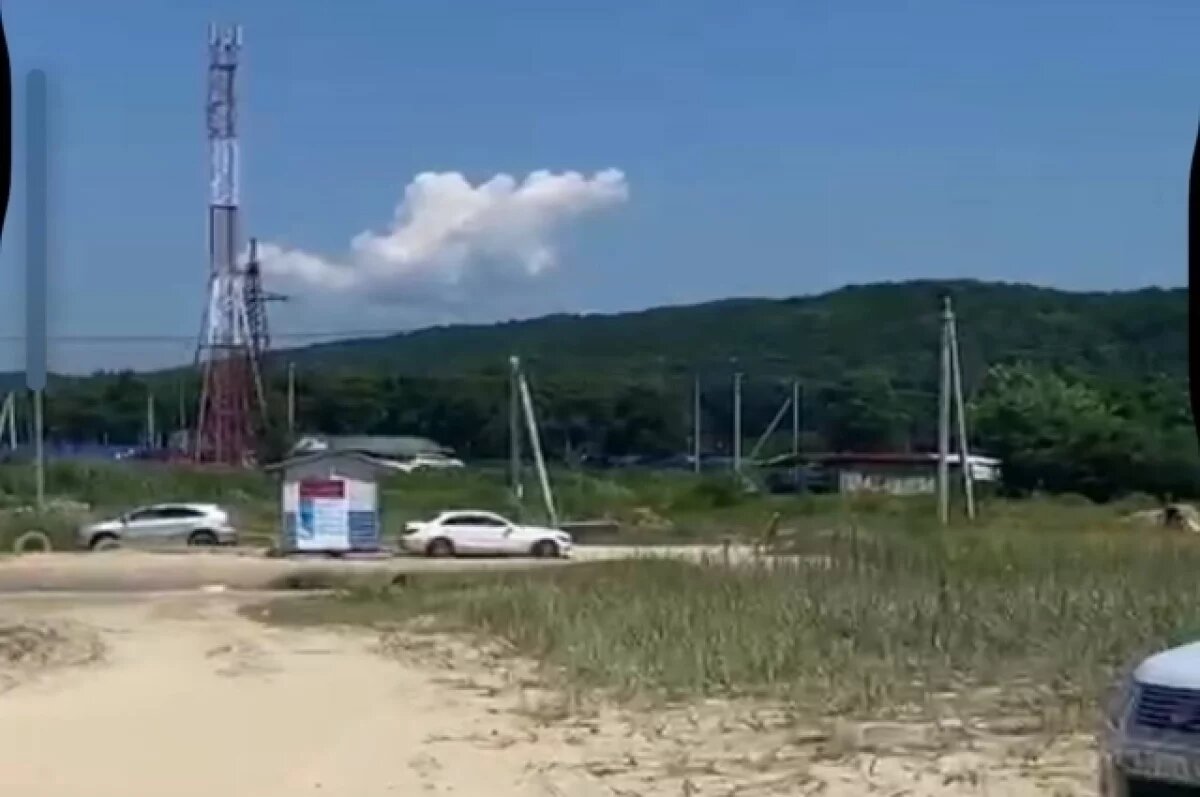    Люди установили будку, веревку и терминал, требуя с туристов и местных жителей 300 рублей за проезд на пляж, который не оборудован туалетами и раздевалками