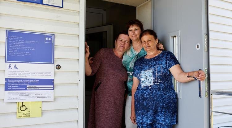 Почтальоны доставляют не только свежую прессу, но и тепло живого общения в каждый дом Фото: Елена Журавлёва