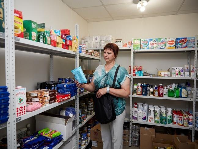 Зоя Флигинских с заботой и вниманием обслуживает жителей села / Фото: Елена Журавлёва