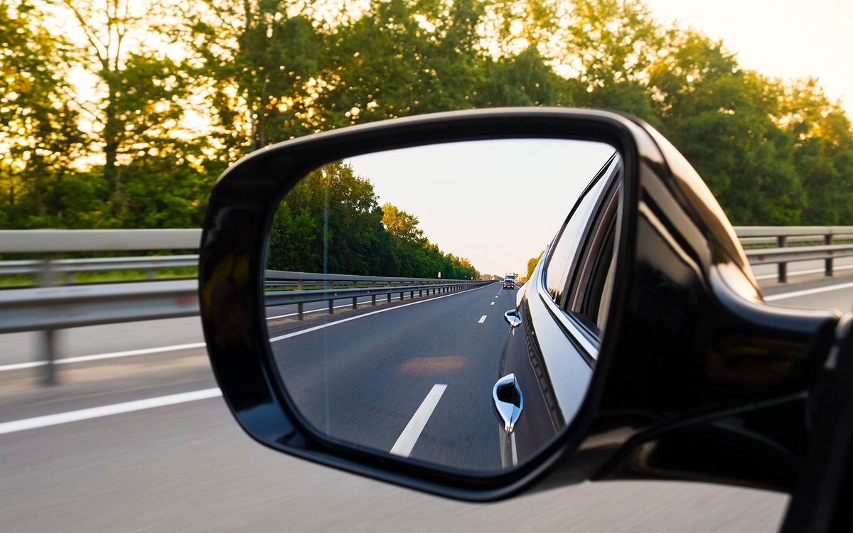 Evgenius1985 / Shutterstock / FOTODOM📷Отрегулируйте левое зеркало в горизонтальной плоскости так, чтобы видеть обе ручки боковых дверей и небольшую часть заднего крыла