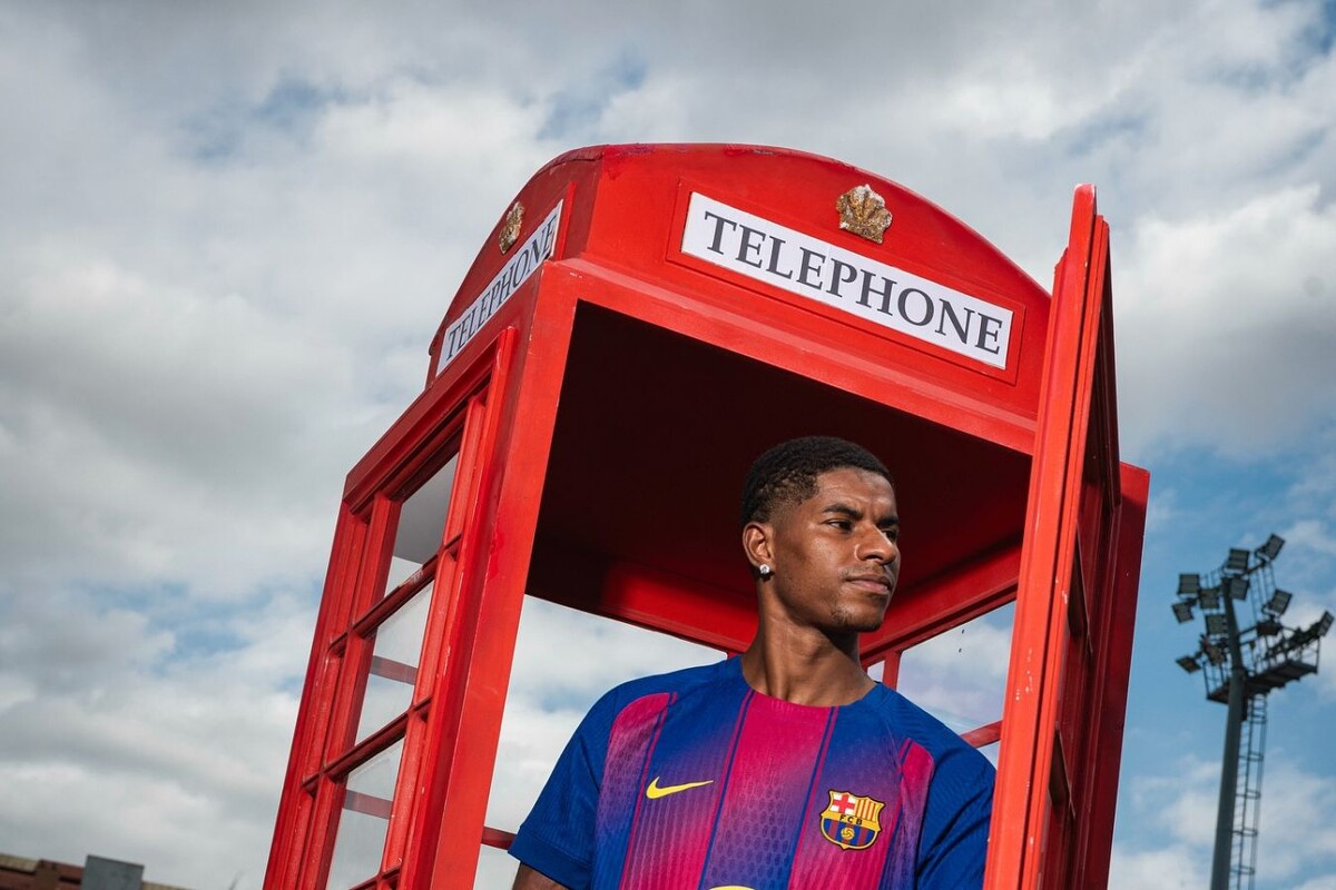 Источник: https://www.championat.com/football/news-6098898-allo-barsa-konechno-ya-pridu-rashforda-prezentovali-v-krasnoj-telefonnoj-budke.html