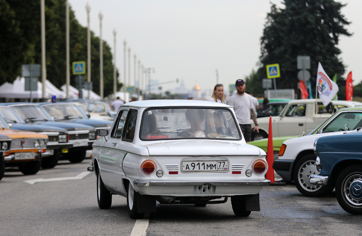 во время съемки этого кадра, прибежал охранник и запретил съемку, мол организаторы запретили фотографировать до официального открытия. *здесь съмка запрещена, камеру вырубай* 