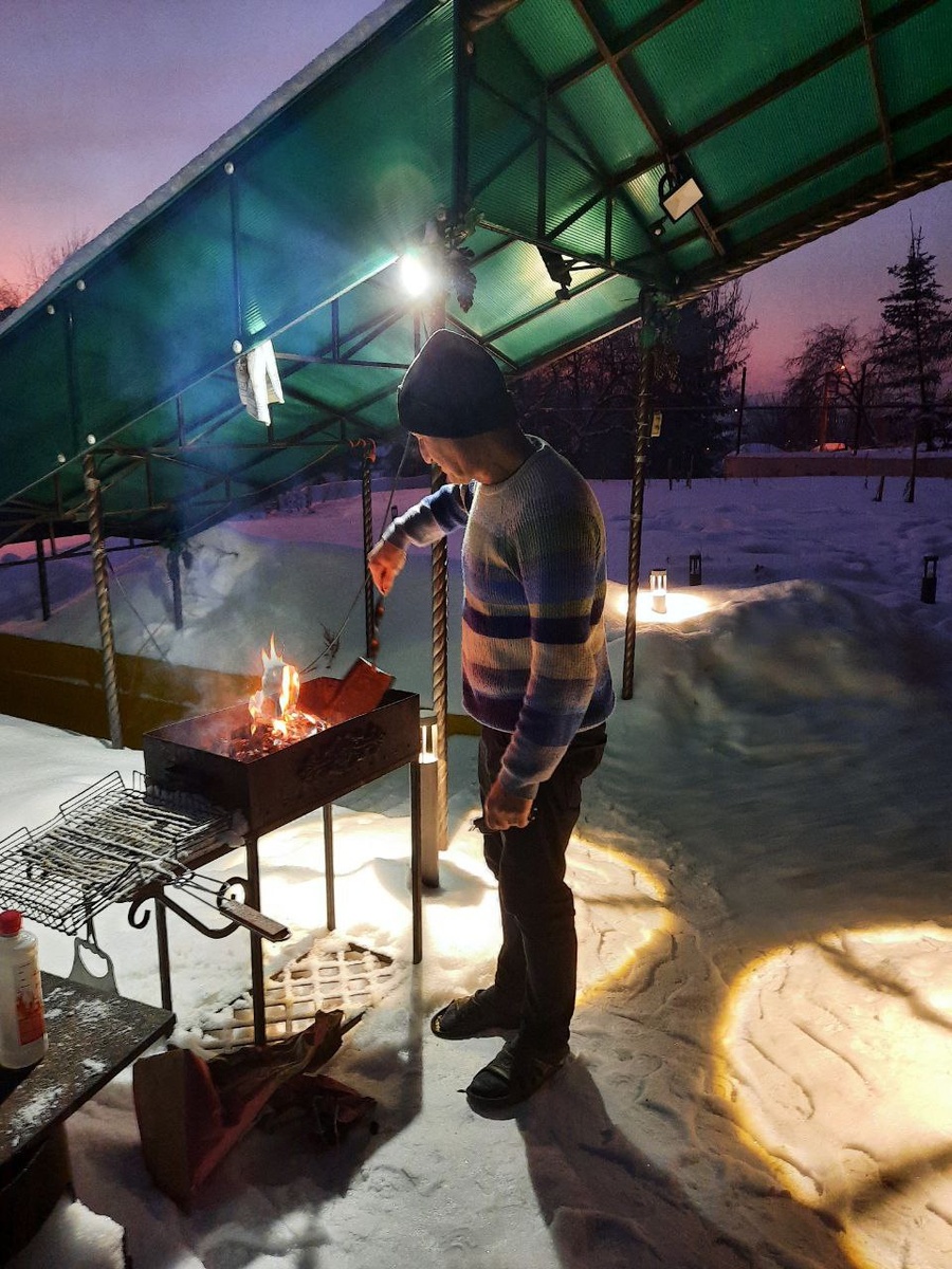 Муж жарит шашлыки в Перми зимой. Фото из личного архива 