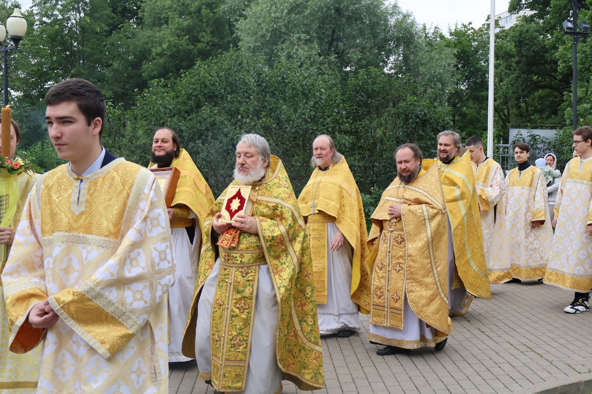 НАши любимые батюшки во главе с благочинным отцом Серафимом Недосекиным: отец Александр (настоятель), отец СЕргий, отец Александр, отец Анатолий