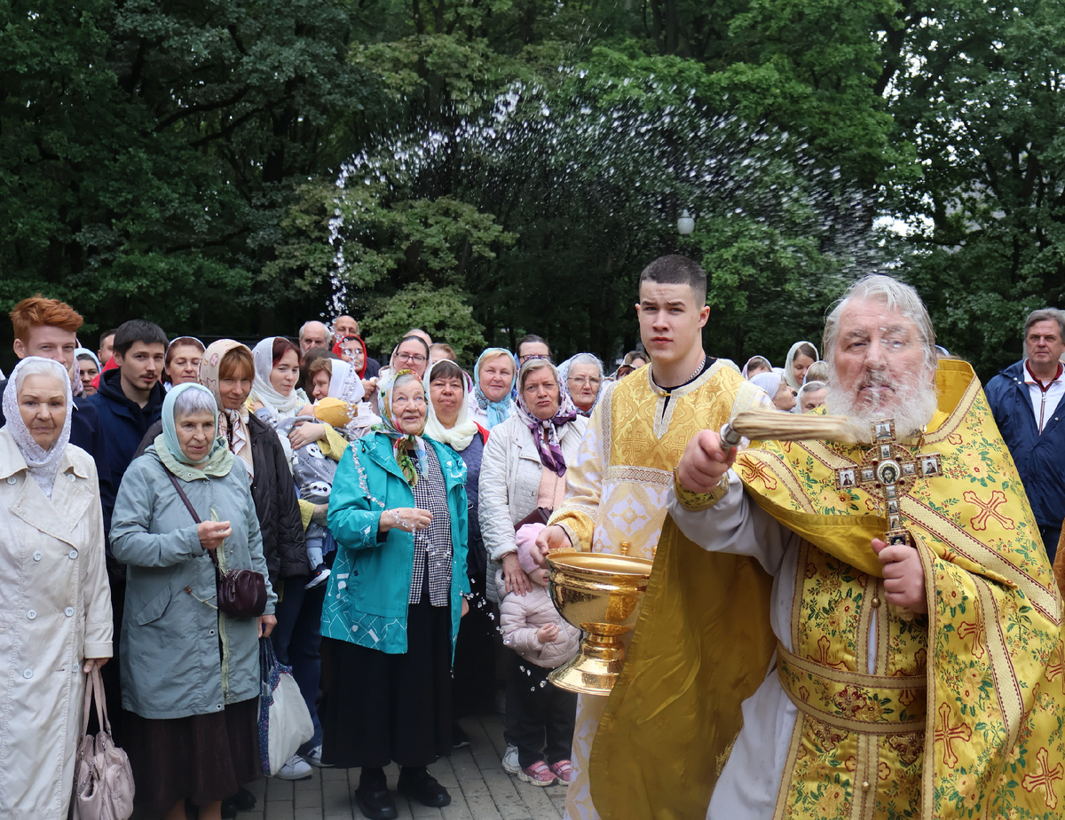 Отец Александр кропит нас в Престольный праздник