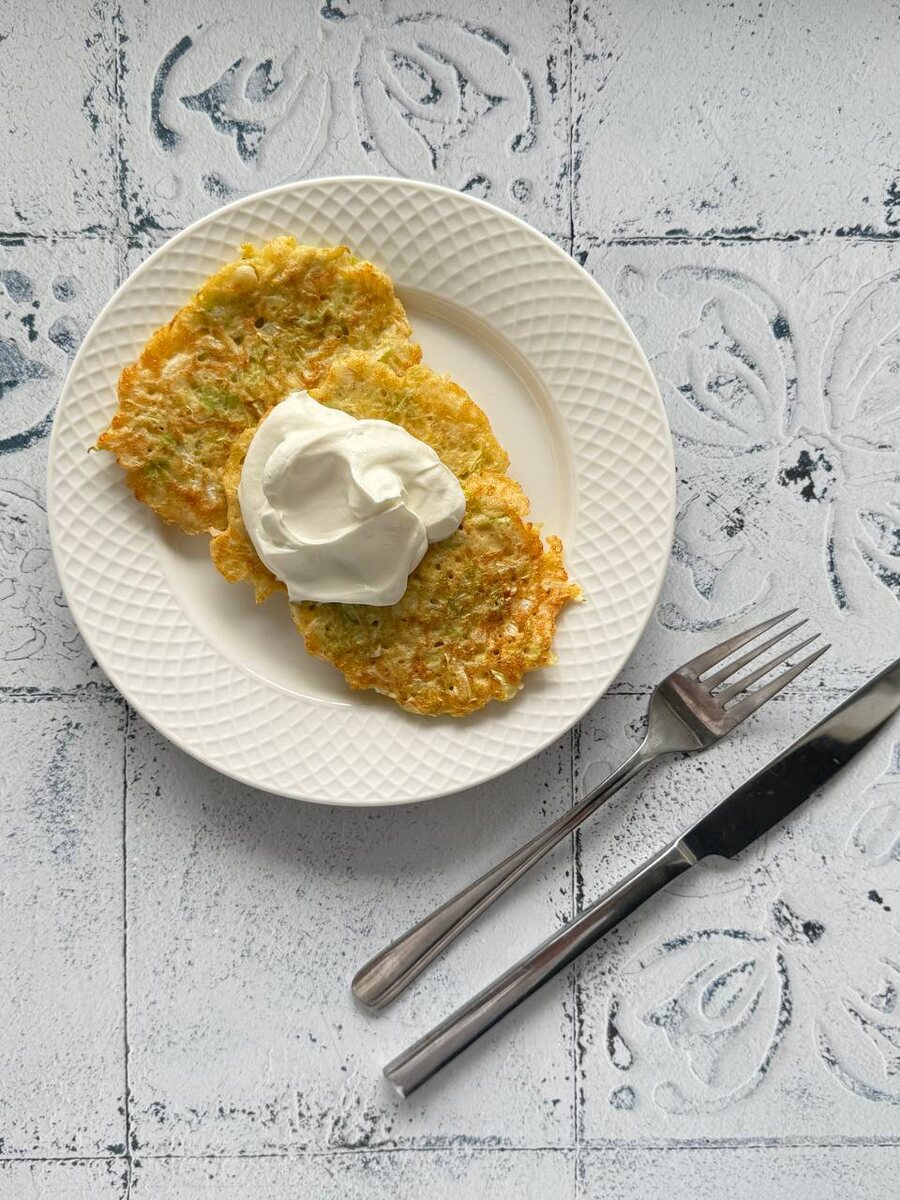 А блюда у нас сезонные: оладушки из молодой капусты от Даши Третьяковой. Со сметаной! https://t.me/wellness_hedonism