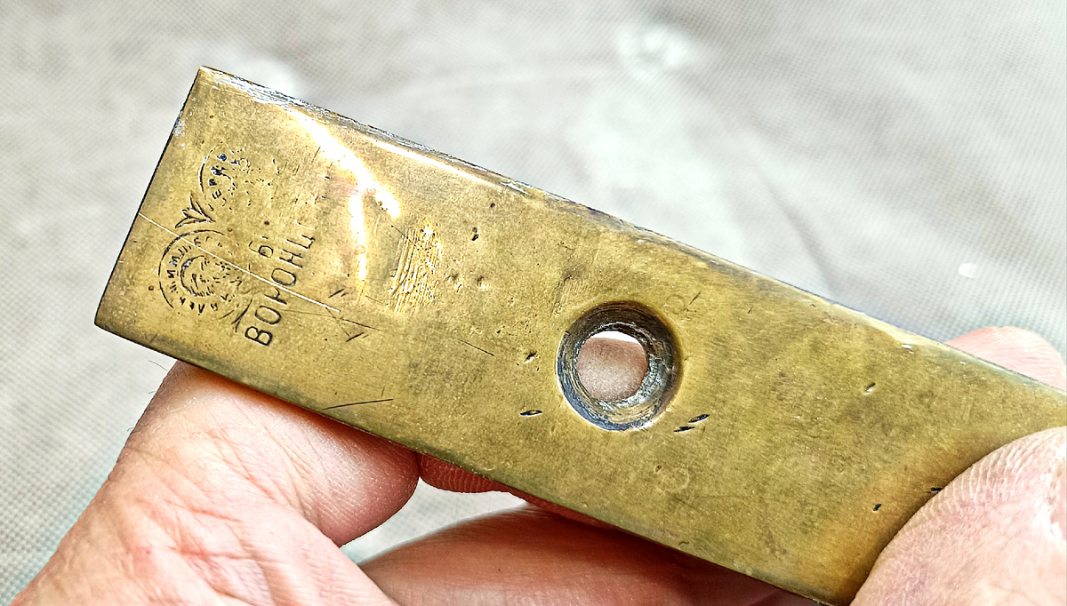 Мастер Б.Воронцовъ? Буковски и медальки, окончание фамилии стёрлись... А замок - в рабочем состоянии.