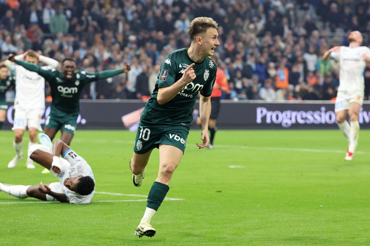 Источник: https://www.championat.com/football/news-6098558-golovin-otkazal-vsem-rossijskim-klubam-i-ne-pokinet-monako-etim-letom.html