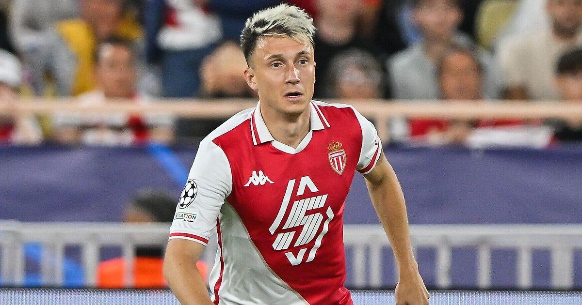 Источник: https://www.sports.ru/football/1116827784-agent-golovina-o-tom-chto-xavbek-otkazal-rossijskim-klubam-polnyj-bred.html