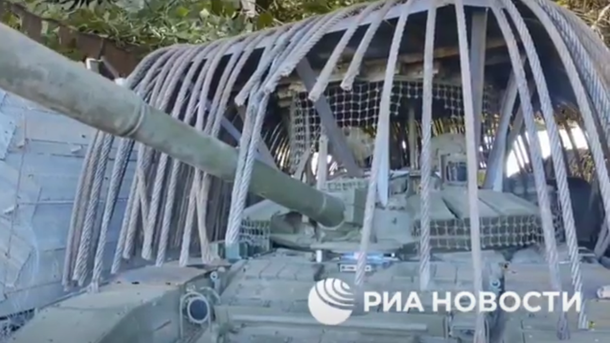 На фотографии: российский танк Т-72Б3 с антидроновыми "дредами", защита от дронов, железные африканские косички. Источник фото: https://ic.pics.livejournal.com/panzerbar/17086497/4010356/4010356_original.png
