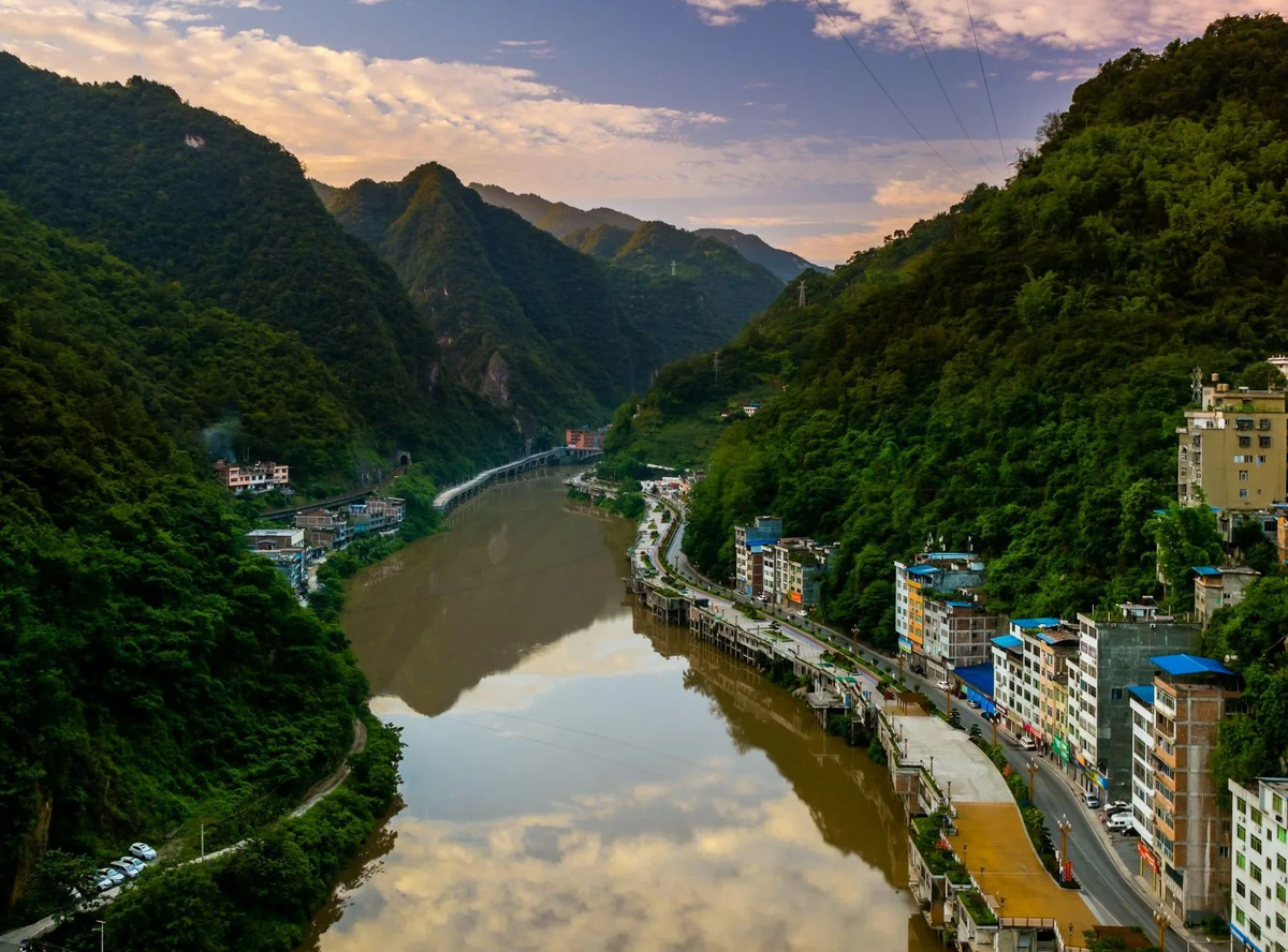 Знакомьтесь - самый узкий город планеты под называнием Яньцзинь, расположенный в провинции Юньнань, в славном Китае.
