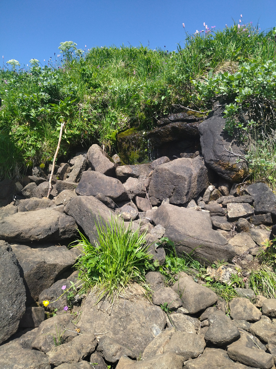 Источник воды перед плато