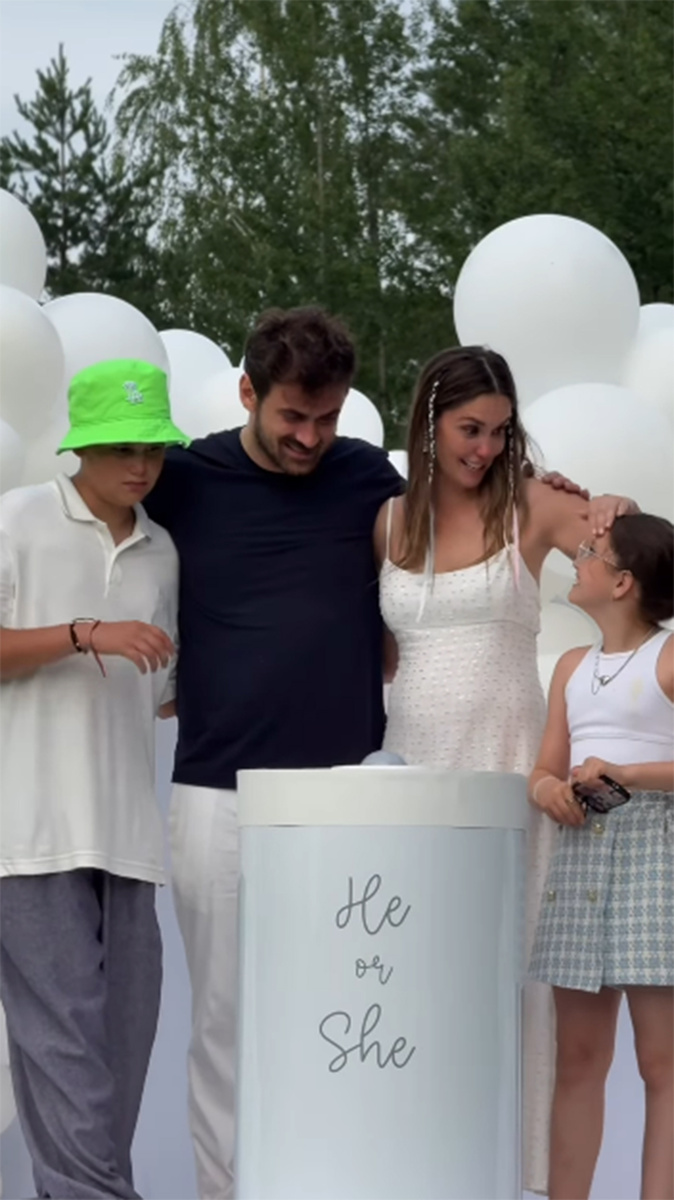 Агата Муцениеце со своими детьми и Петром Дрангой на гендерпати. Все узнали, что Агата ждет дочку. Фото: соцсети Агаты Муцениеце