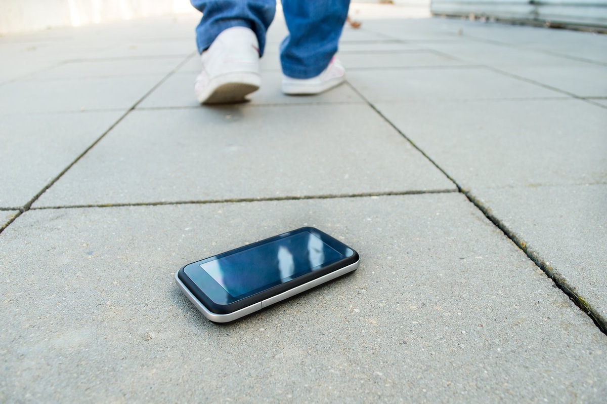 Первым делом — заблокировать карты. Также важно удалённо выйти из всех сервисов. Гайд за 3 минуты.