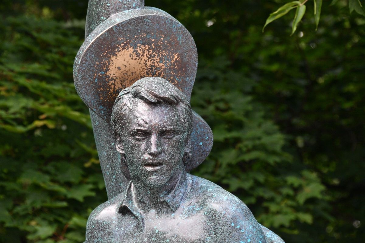    Памятник Высоцкому на Ваганьковском кладбище. / Евгений Биятов/РИА Новости.